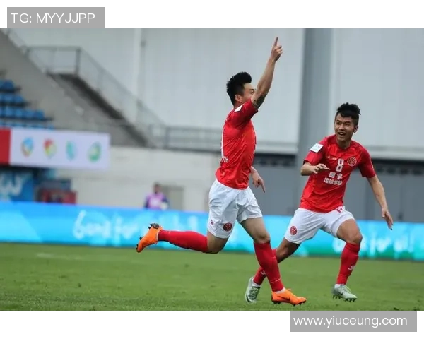 黄色卷毛的足球明星如何在赛场上展现个人魅力与团队精神的完美结合 黄色卷毛的足球明星如何在赛场上展现个人魅力与团队精神的完美结合