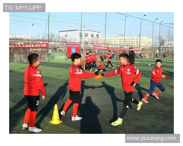 中国孩子与足球明星亲密接触梦想成真激励未来运动员成长之路